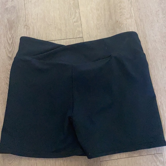 Fabletics spandex shorts crossover band - Picture 2 of 3